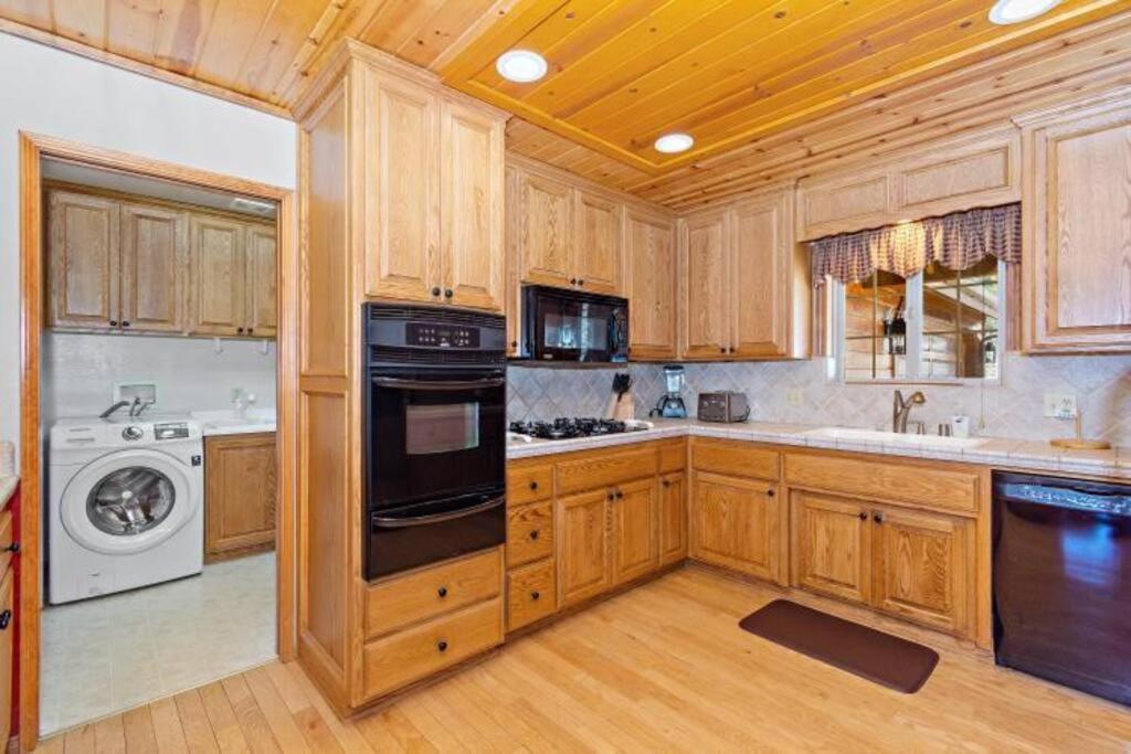 Custom Single Story Cabin With Jacuzzi Pool Table & Big Game Room With Arcade Games Velké Medvědí jezero Exteriér fotografie