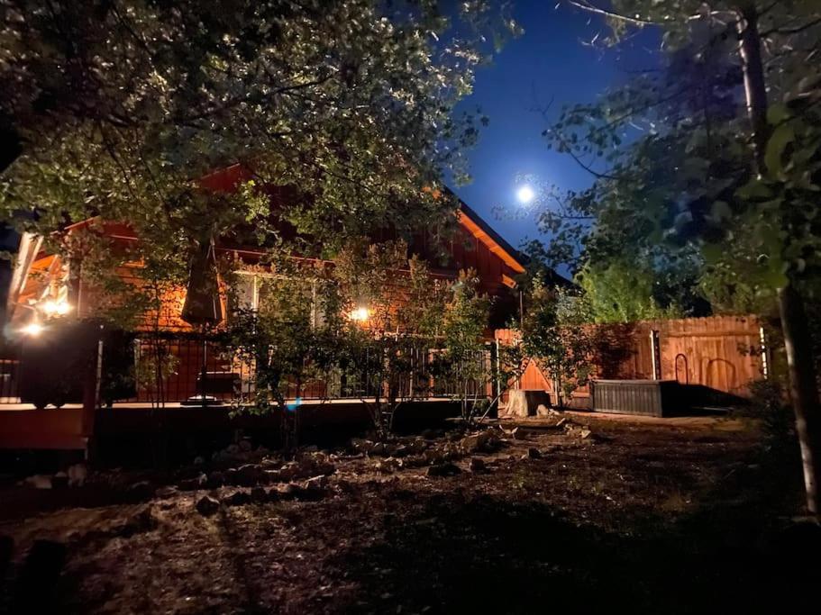 Custom Single Story Cabin With Jacuzzi Pool Table & Big Game Room With Arcade Games Velké Medvědí jezero Exteriér fotografie