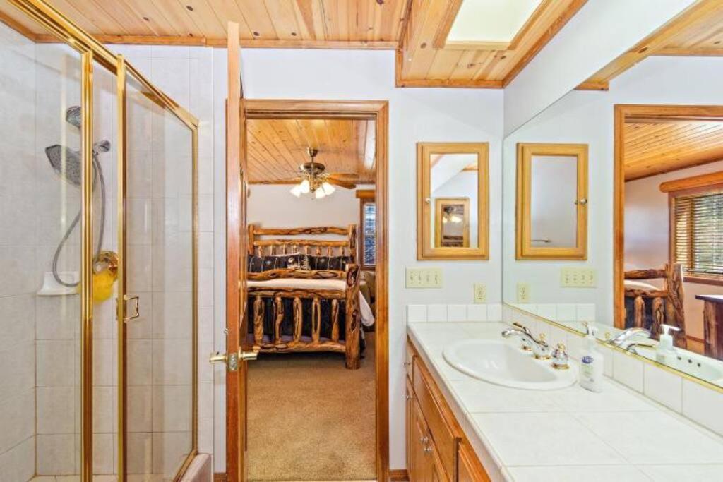 Custom Single Story Cabin With Jacuzzi Pool Table & Big Game Room With Arcade Games Velké Medvědí jezero Exteriér fotografie